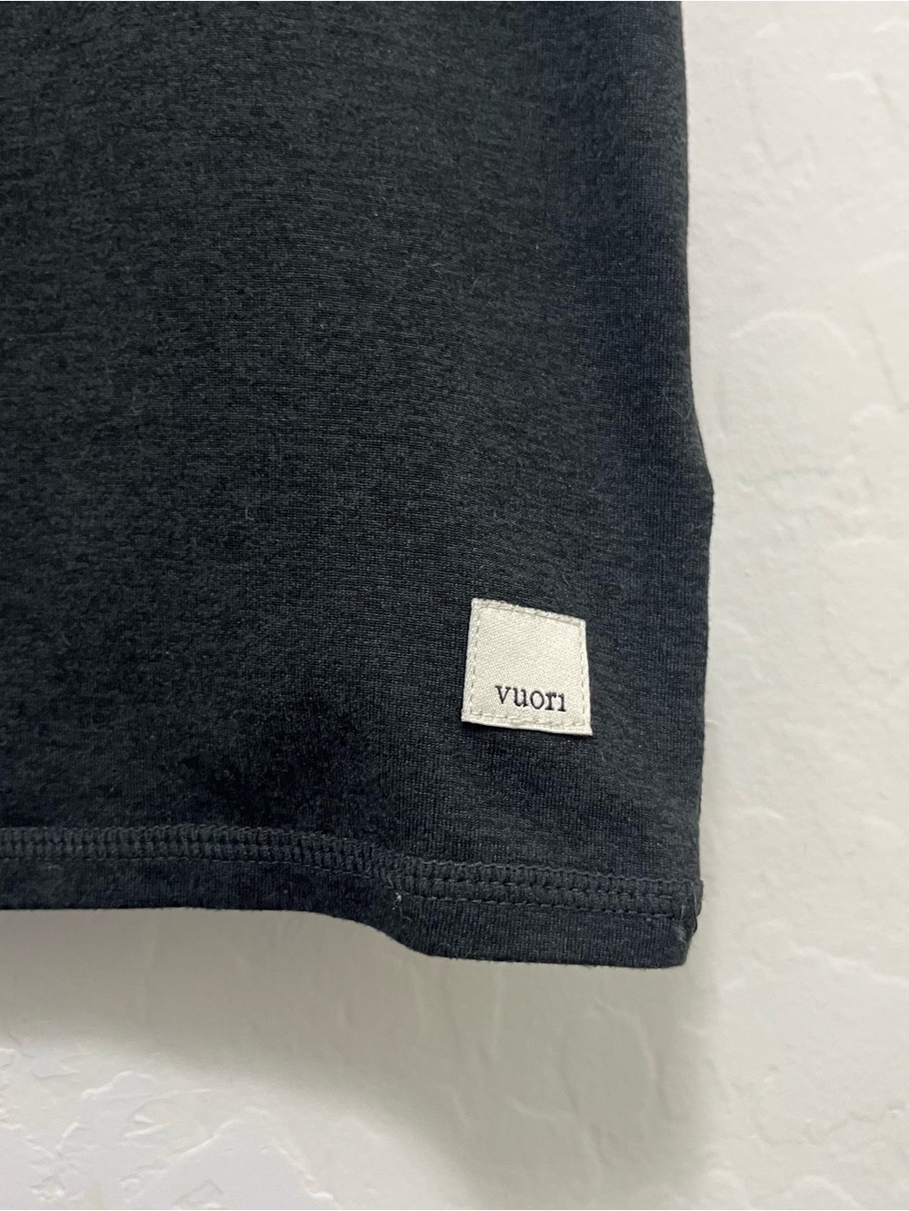 Vuori Short Sleeve Halo Crop - Size M Black VW1062 - Picture 3 of 4